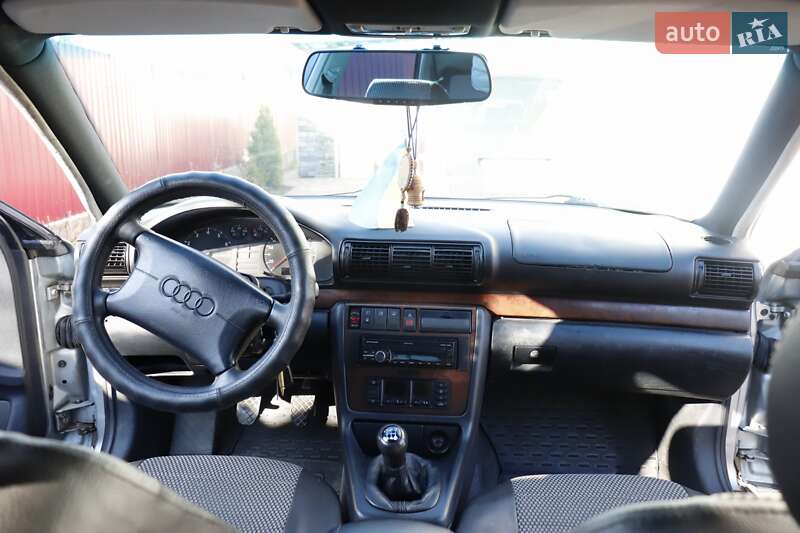 Седан Audi A4 1996 в Обухове