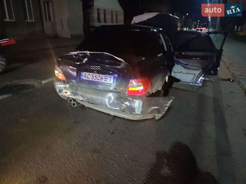 Седан Audi A4 1997 в Володимирі