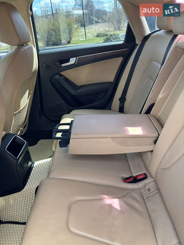 Седан Audi A4 2013 в Львове