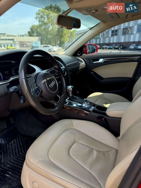 Седан Audi A4 2015 в Южному