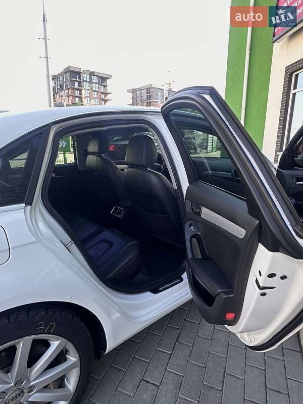 Седан Audi A4 2013 в Виннице