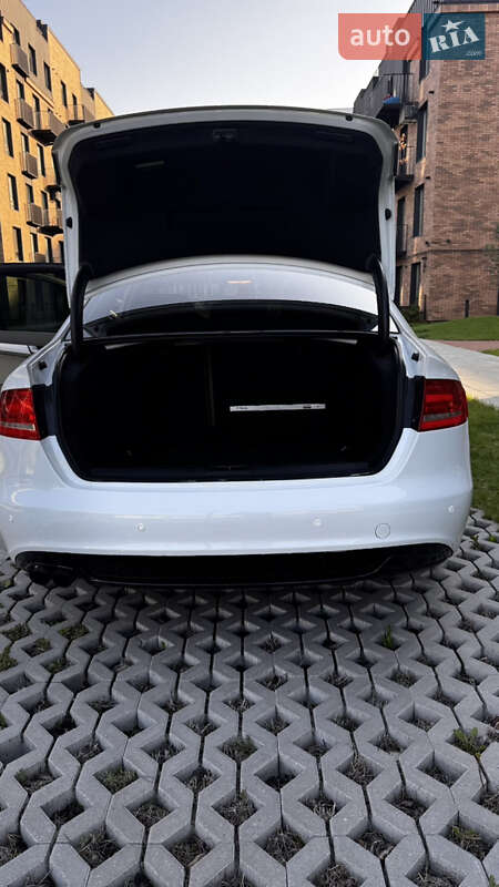 Седан Audi A4 2012 в Ивано-Франковске