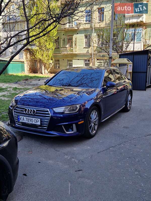 Седан Audi A4 2018 в 