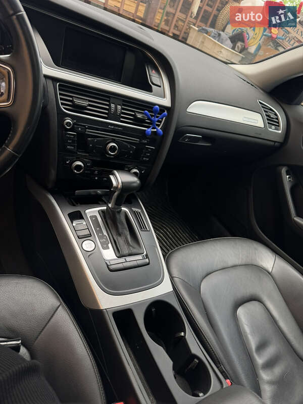 Седан Audi A4 2015 в Львове