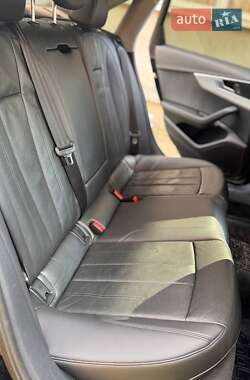 Седан Audi A4 2017 в 