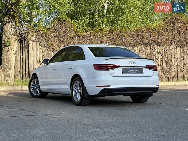 Седан Audi A4 2017 в Днепре