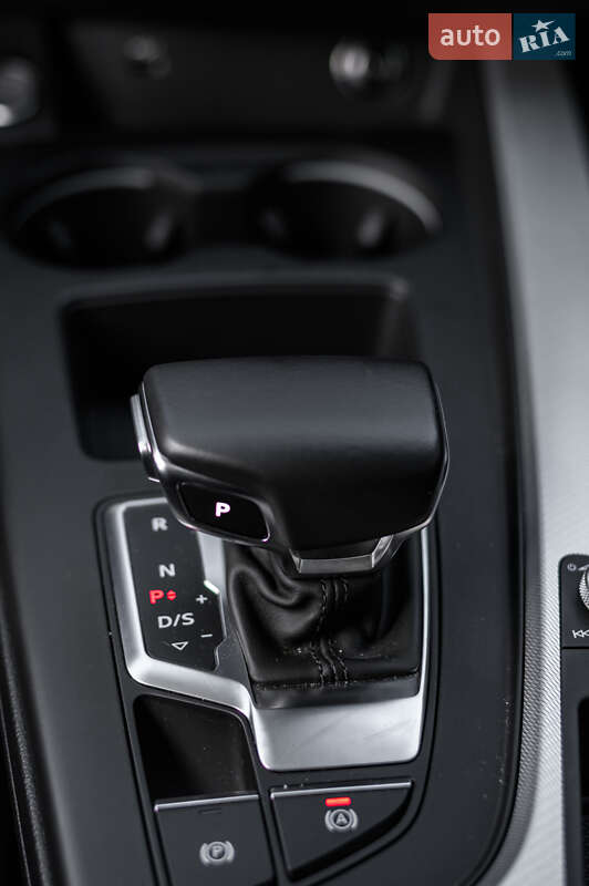 Седан Audi A4 2019 в Львове
