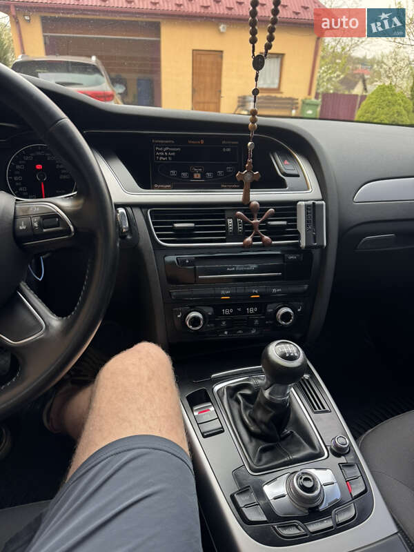 Седан Audi A4 2012 в Горохові