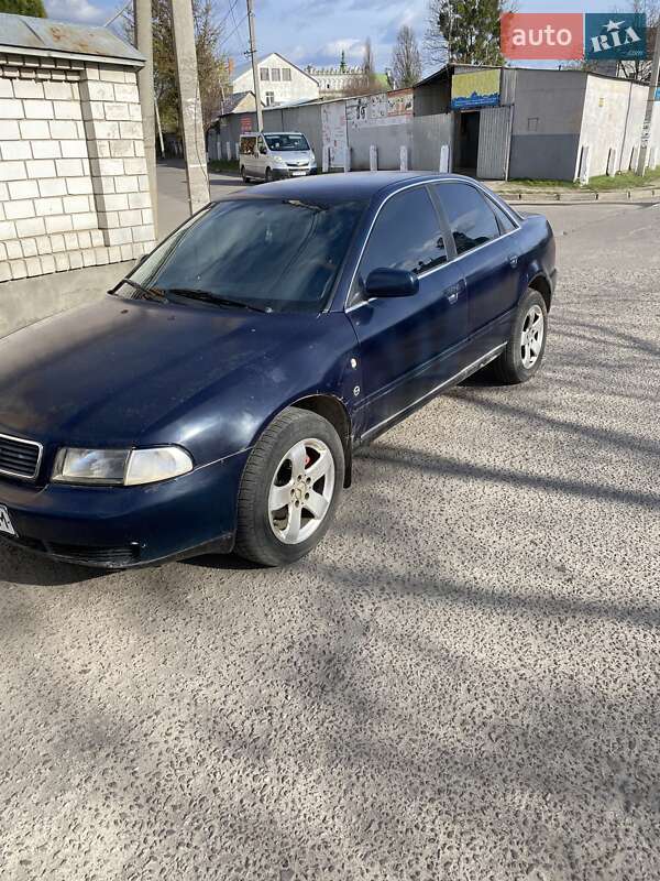 Седан Audi A4 1995 в Жовкве
