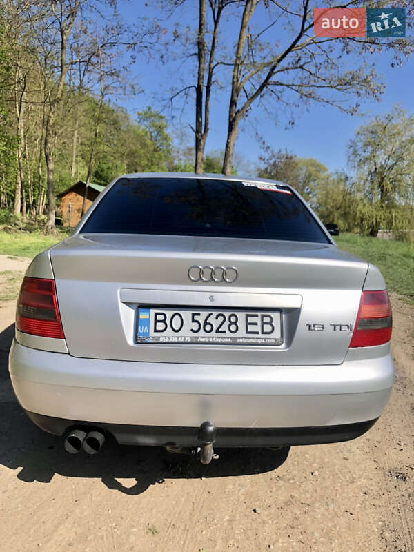 Седан Audi A4 1999 в Тлумачі
