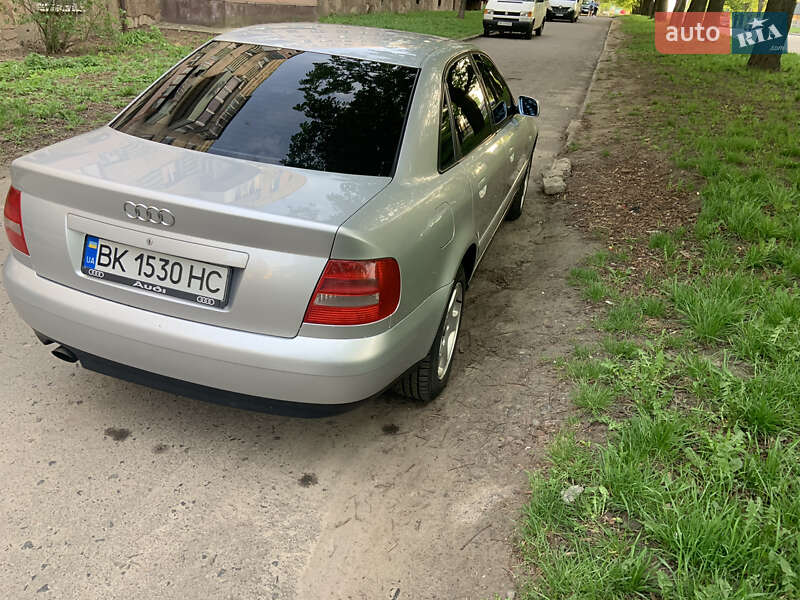 Седан Audi A4 2000 в 