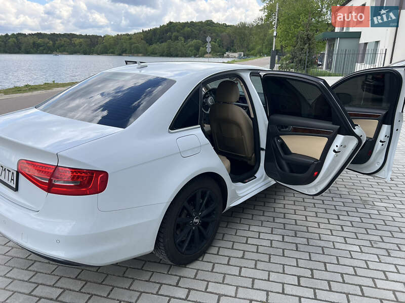 Седан Audi A4 2014 в Львові