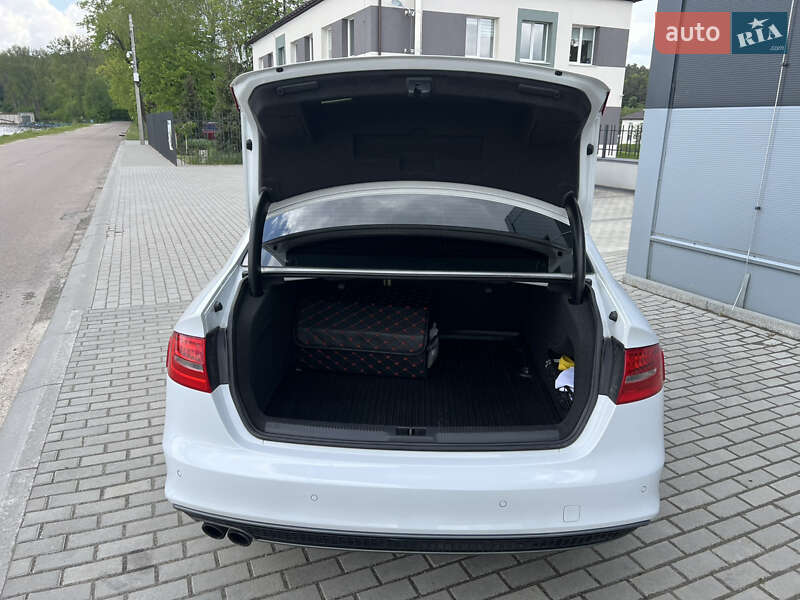 Седан Audi A4 2014 в Львові