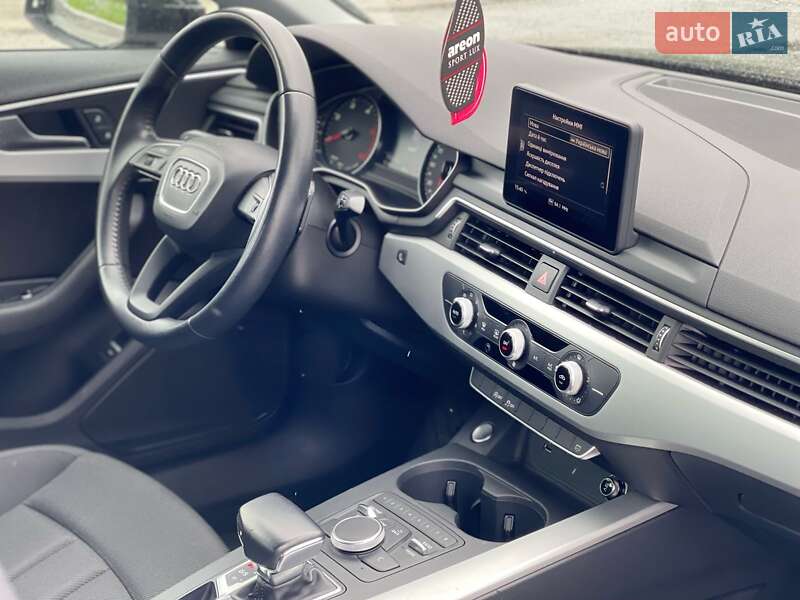 Седан Audi A4 2018 в Ужгороде