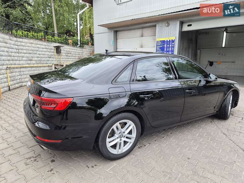 Седан Audi A4 2017 в Обухове