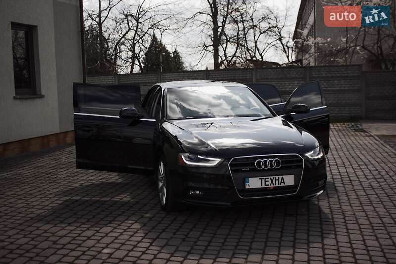 Седан Audi A4 2012 в Жовкві