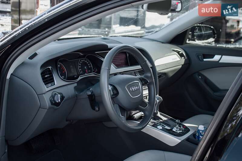 Седан Audi A4 2012 в Жовкві