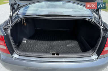 Седан Audi A4 2000 в 
