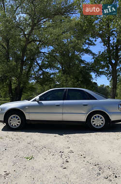 Седан Audi A4 2000 в 