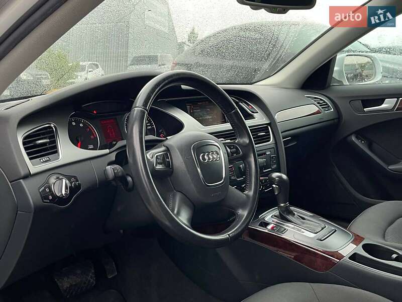 Седан Audi A4 2010 в Львове