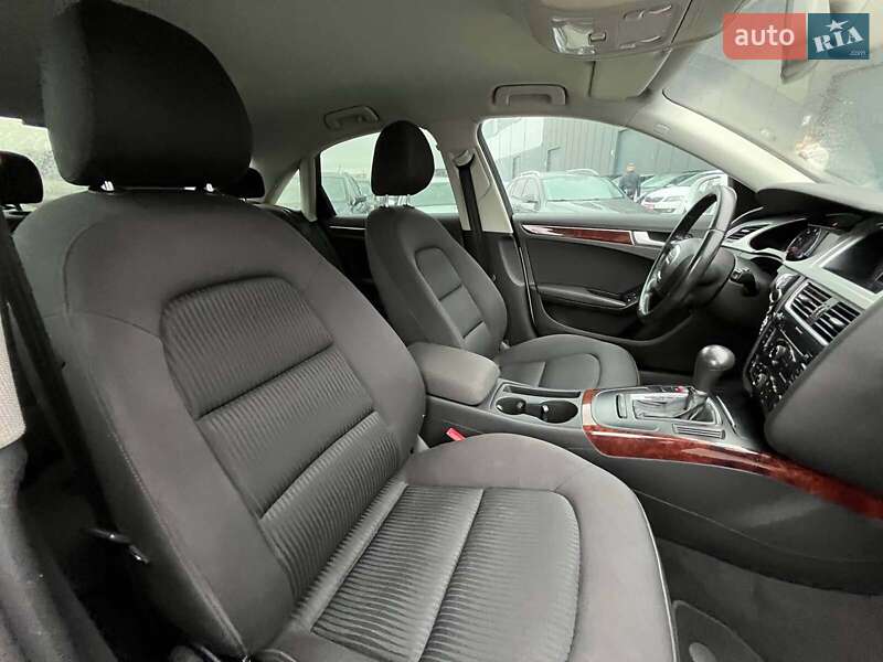 Седан Audi A4 2010 в Львове