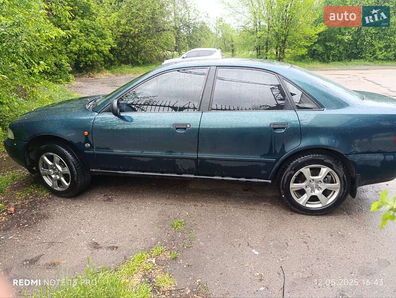 Седан Audi A4 1996 в Вольнянске