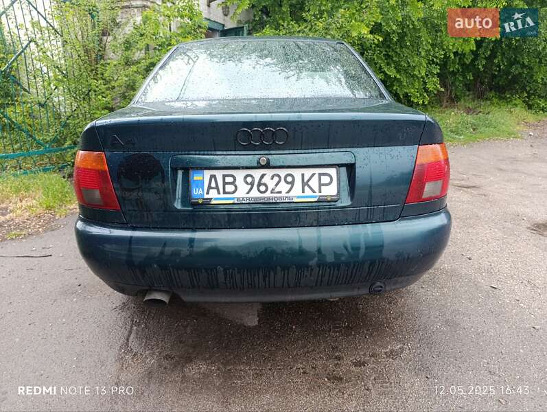 Седан Audi A4 1996 в Вольнянске