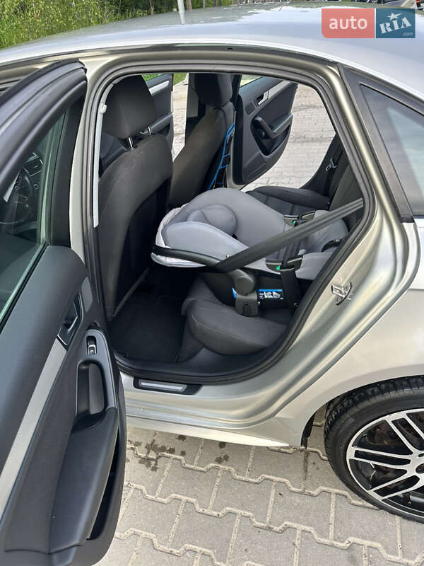 Седан Audi A4 2012 в Львове