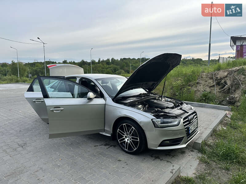 Седан Audi A4 2012 в Львове