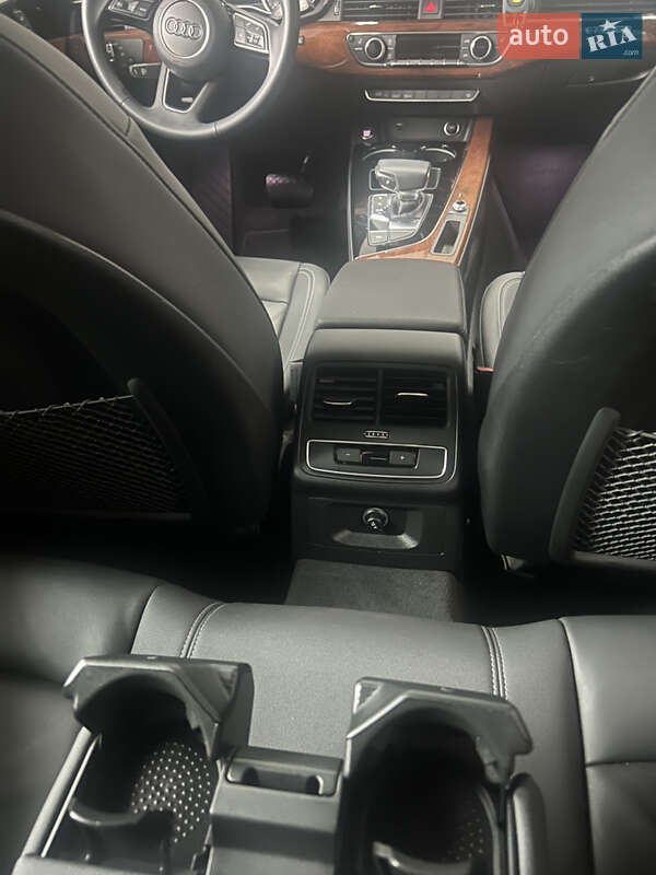 Седан Audi A4 2023 в Львове