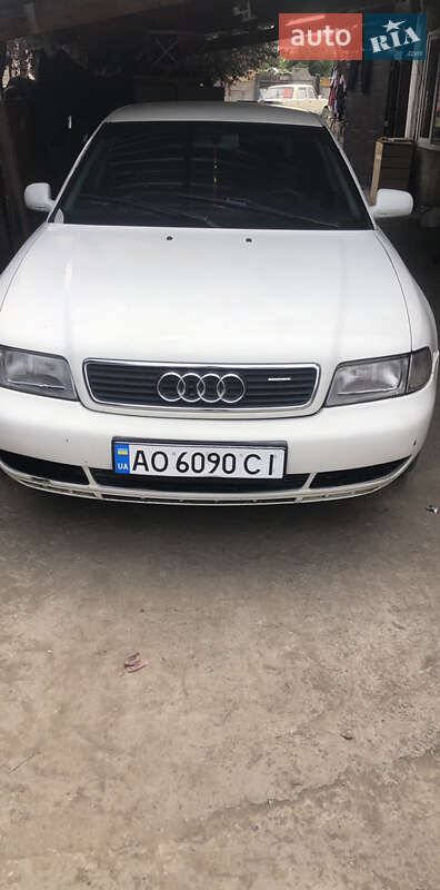 Седан Audi A4 1995 в Ужгороде