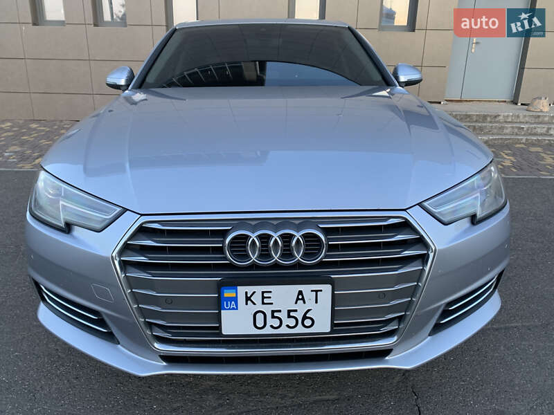 Седан Audi A4 2015 в 