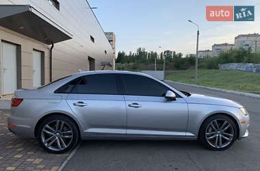 Седан Audi A4 2015 в 