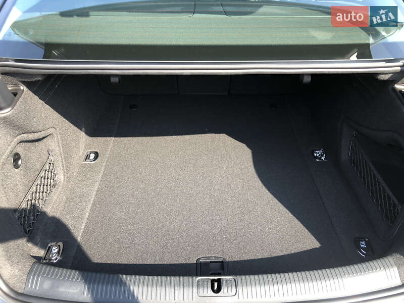 Седан Audi A4 2017 в Запорожье
