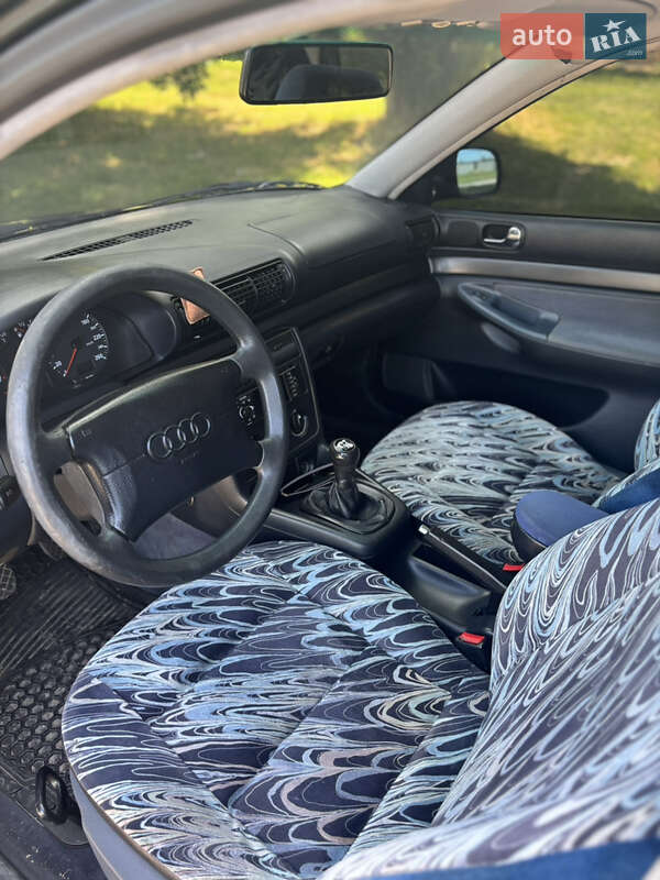 Седан Audi A4 1995 в Александрие
