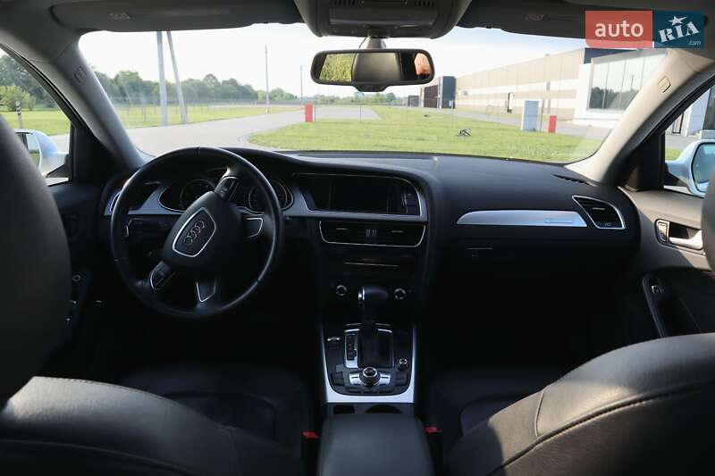 Седан Audi A4 2012 в Львове