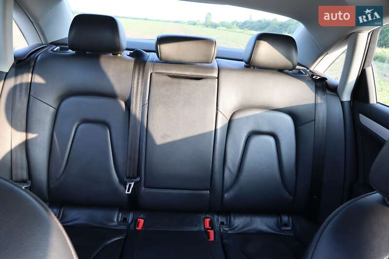 Седан Audi A4 2012 в Львове