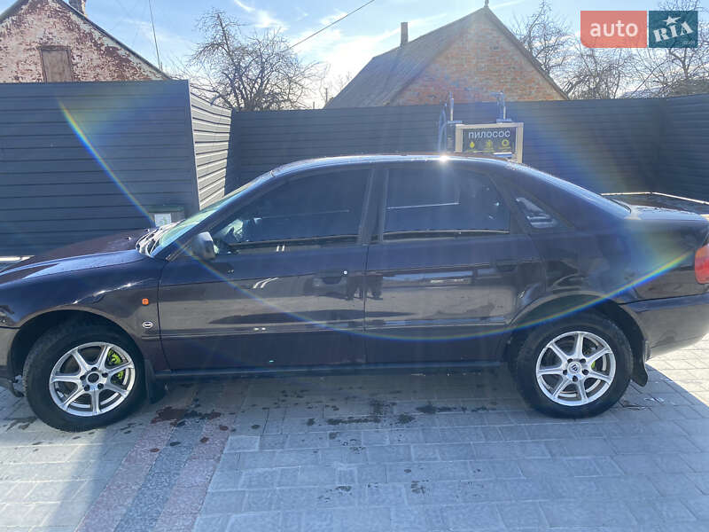 Седан Audi A4 1996 в Быковке