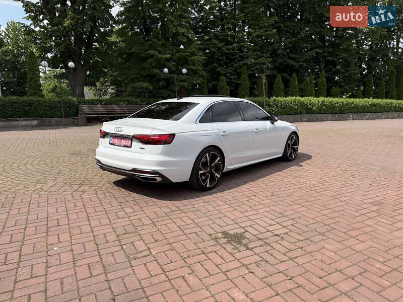 Седан Audi A4 2022 в Виннице