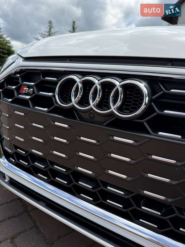 Седан Audi A4 2022 в Виннице