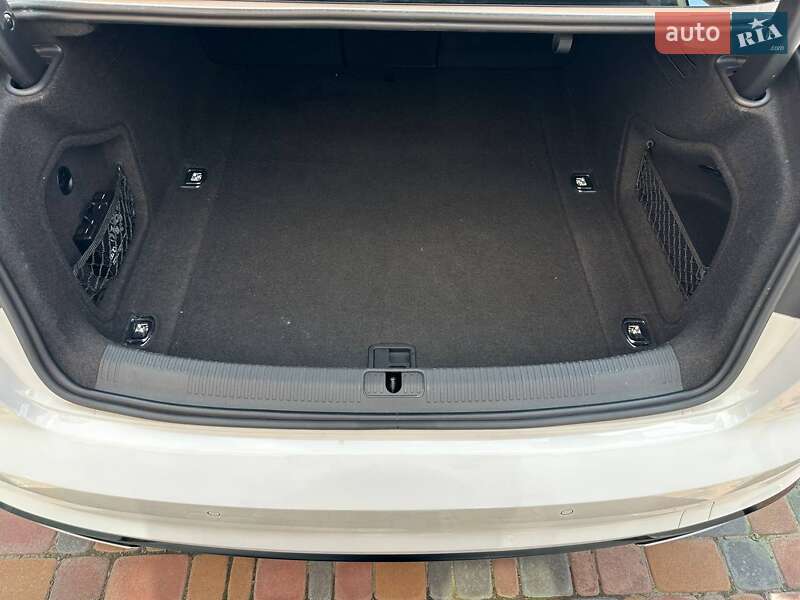 Седан Audi A4 2022 в Киеве