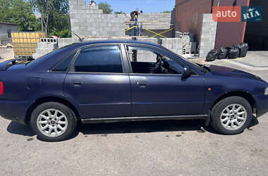 Седан Audi A4 1995 в Кореці