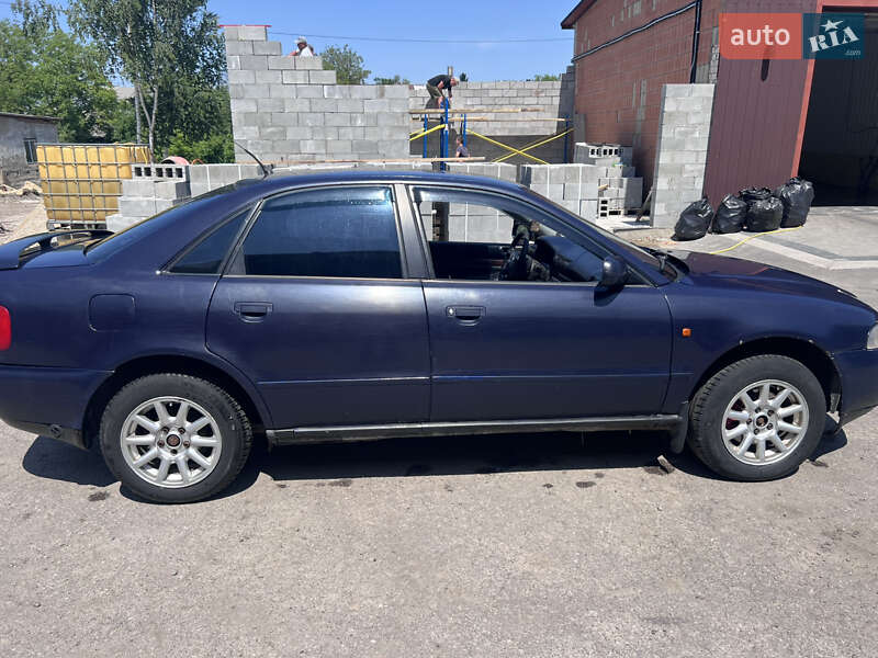 Седан Audi A4 1995 в 