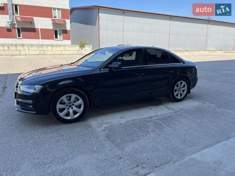 Седан Audi A4 2013 в Львове