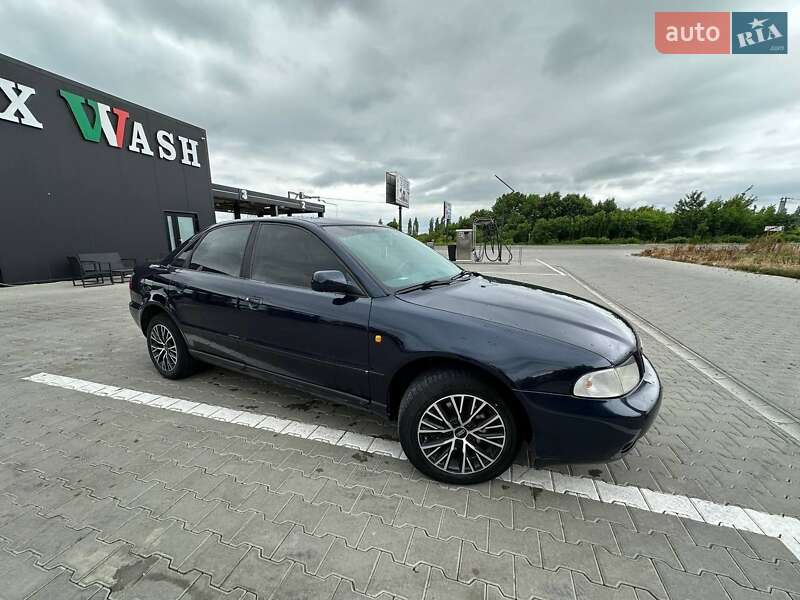 Седан Audi A4 1997 в Вижниці