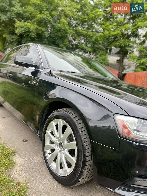 Седан Audi A4 2012 в Львове