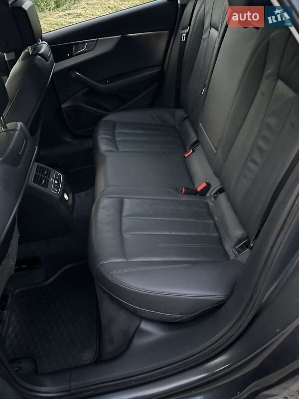 Седан Audi A4 2016 в Львове