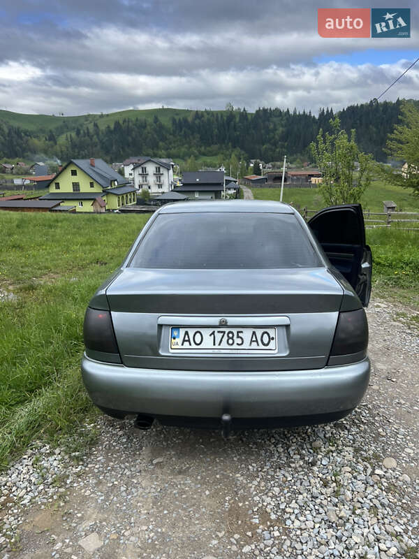 Седан Audi A4 1998 в Черной Тисе
