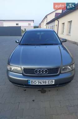 Седан Audi A4 1995 в Остроге