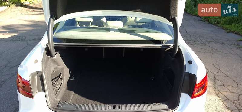 Седан Audi A4 2016 в Коростене